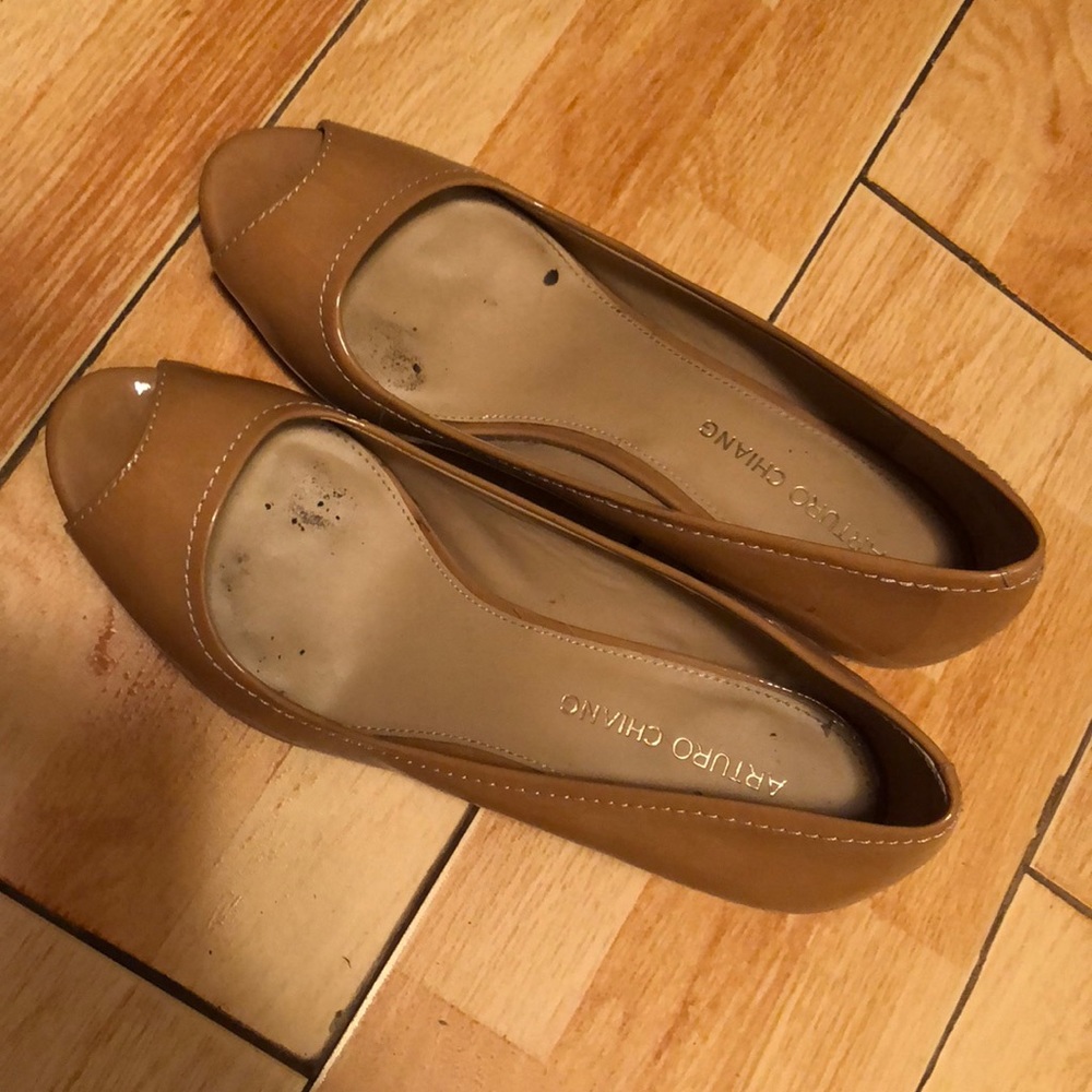 Beige patten leather wedge